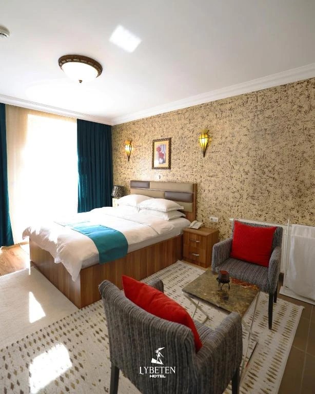 A double room at Hotel Lybeten, with a seating corner.